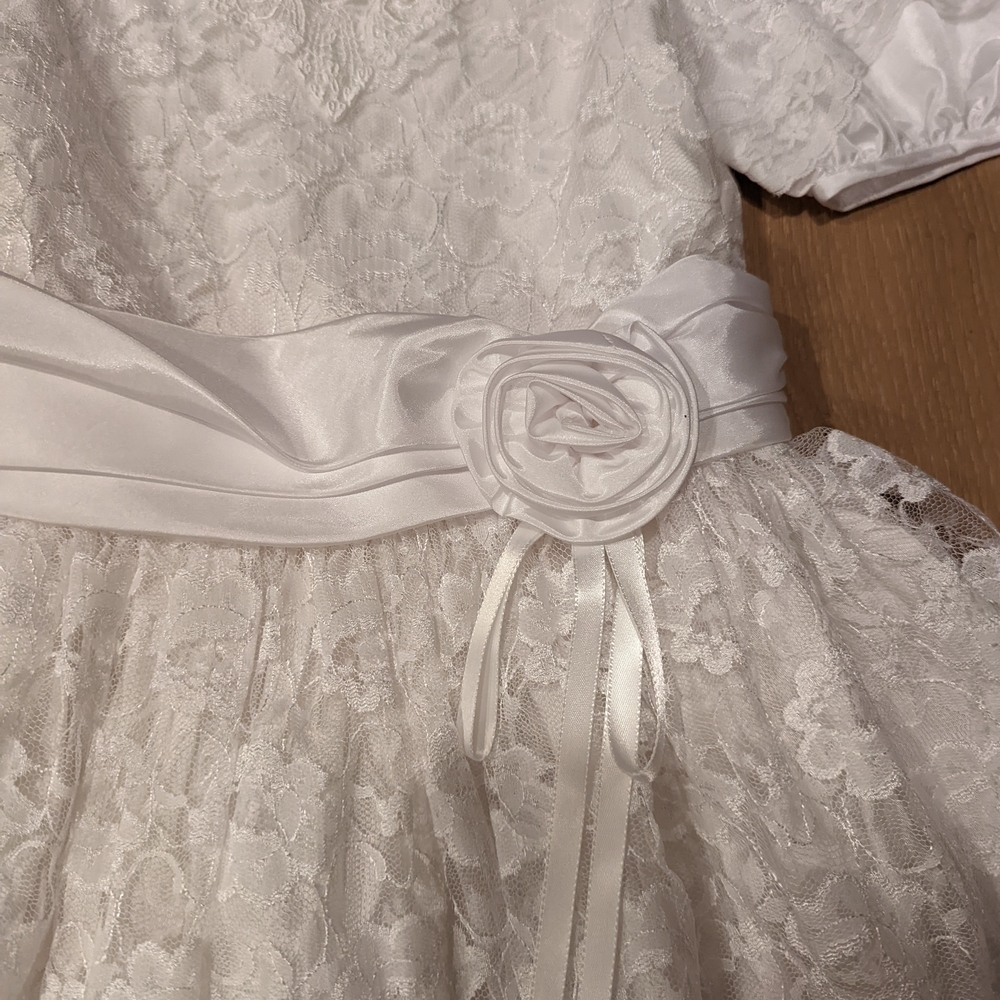 Elegant Vintage White Lace Dress with Puff Sleeves - Picture 6 of 7